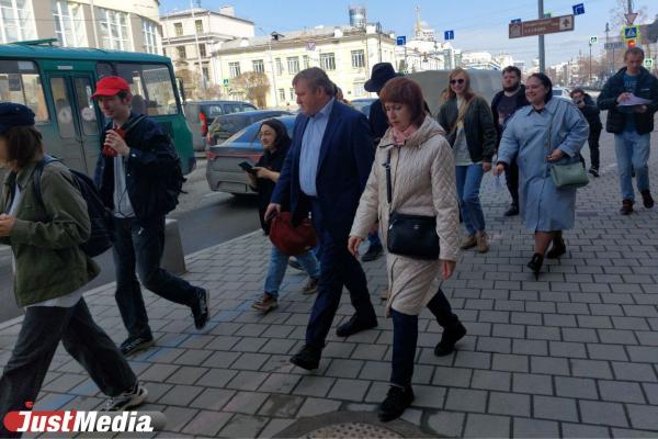 Вице-мэр Бубнов прошел по центру Екатеринбурга и оценил состояние дорог - Фото 1