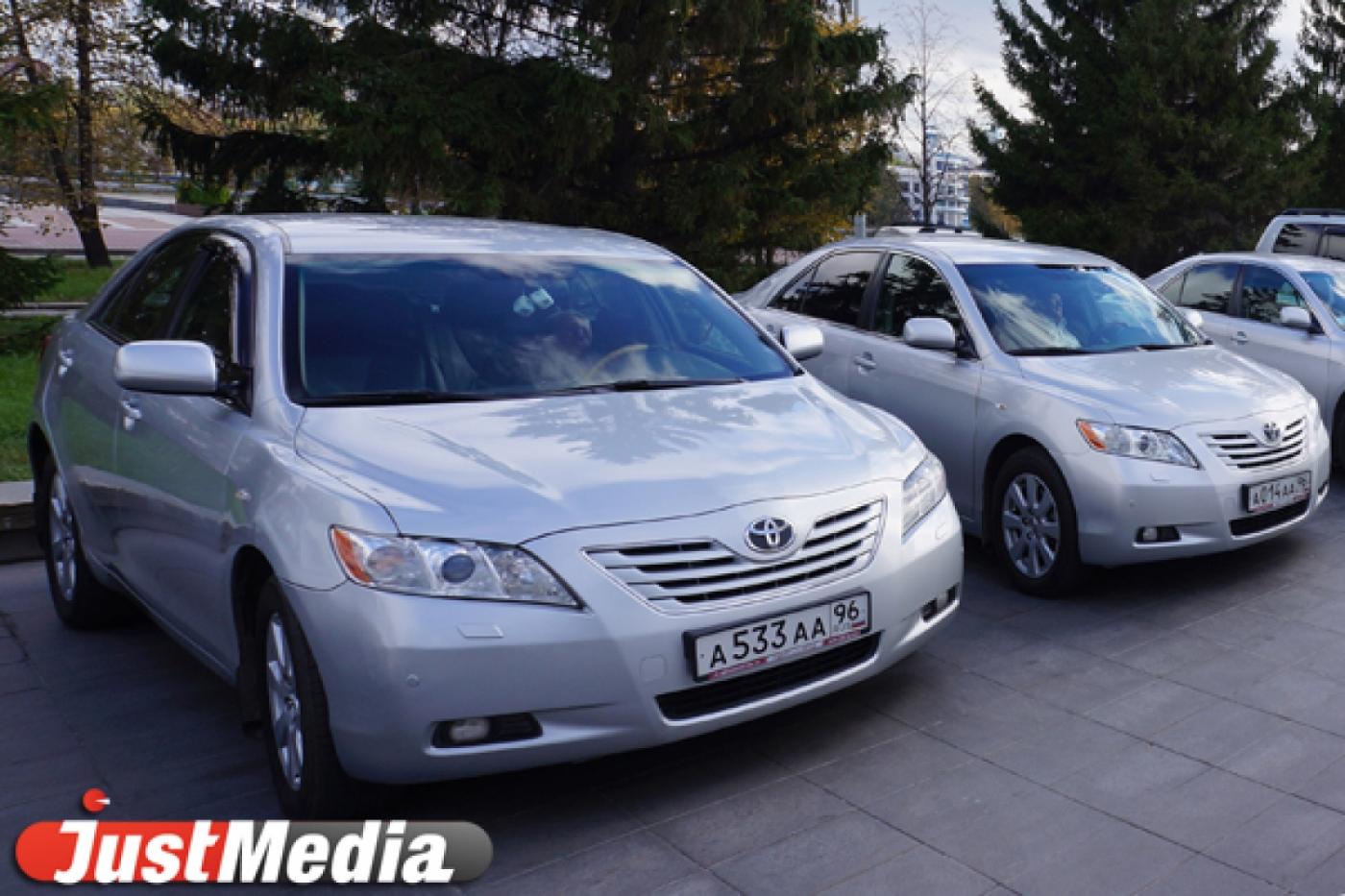 «Мы ведь на служебных машинах не на пикники ездим, а по работе». Не все уральские чиновники готовы пересесть на дешевые автомобили - Фото 1