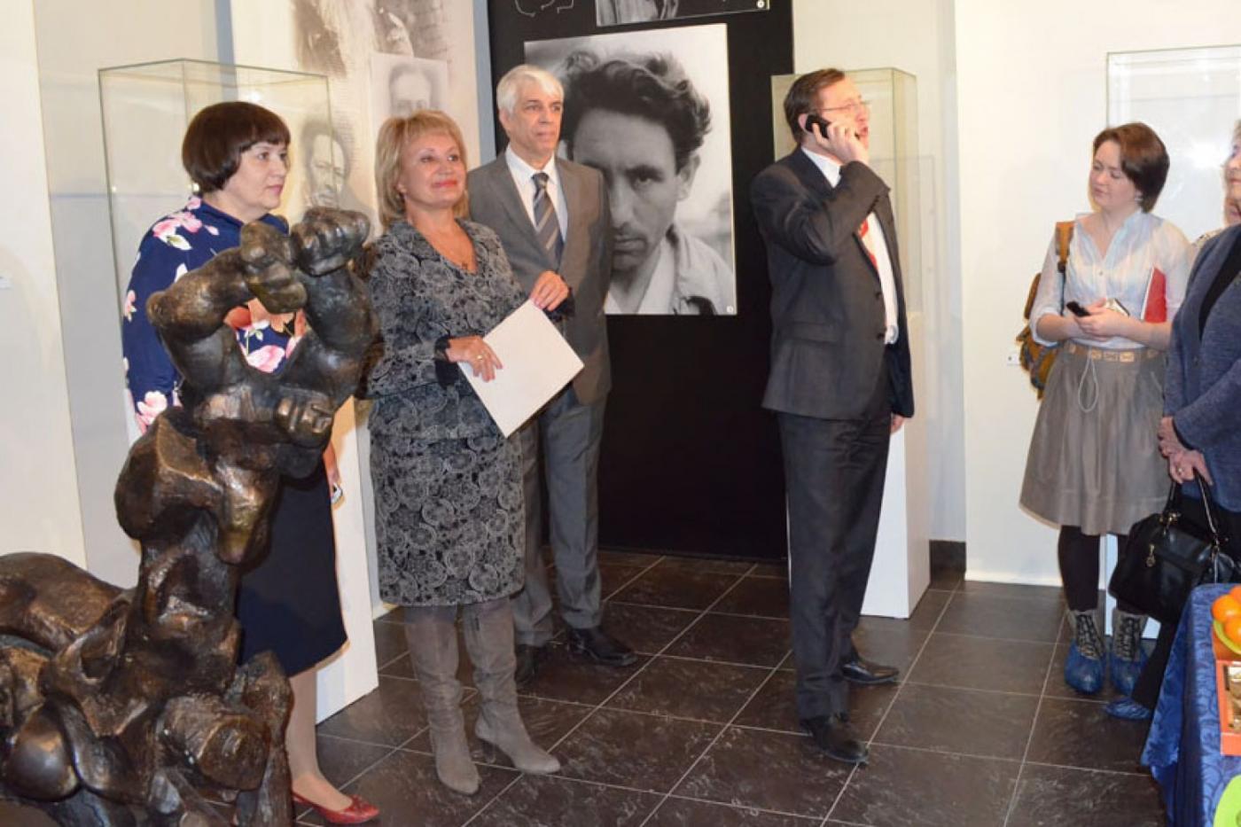 «Приедет жена, она более молода». Эрнст Неизвестный отказался от визита в Екатеринбург - Фото 1