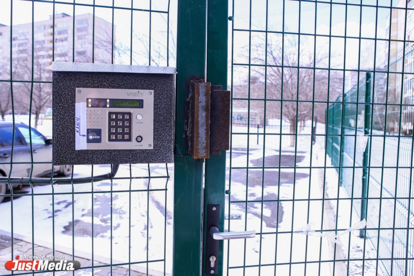 «Вы на социальную жилку-то не давите». Екатеринбургская УК забаррикадировала ворота детской школы искусств - Фото 1