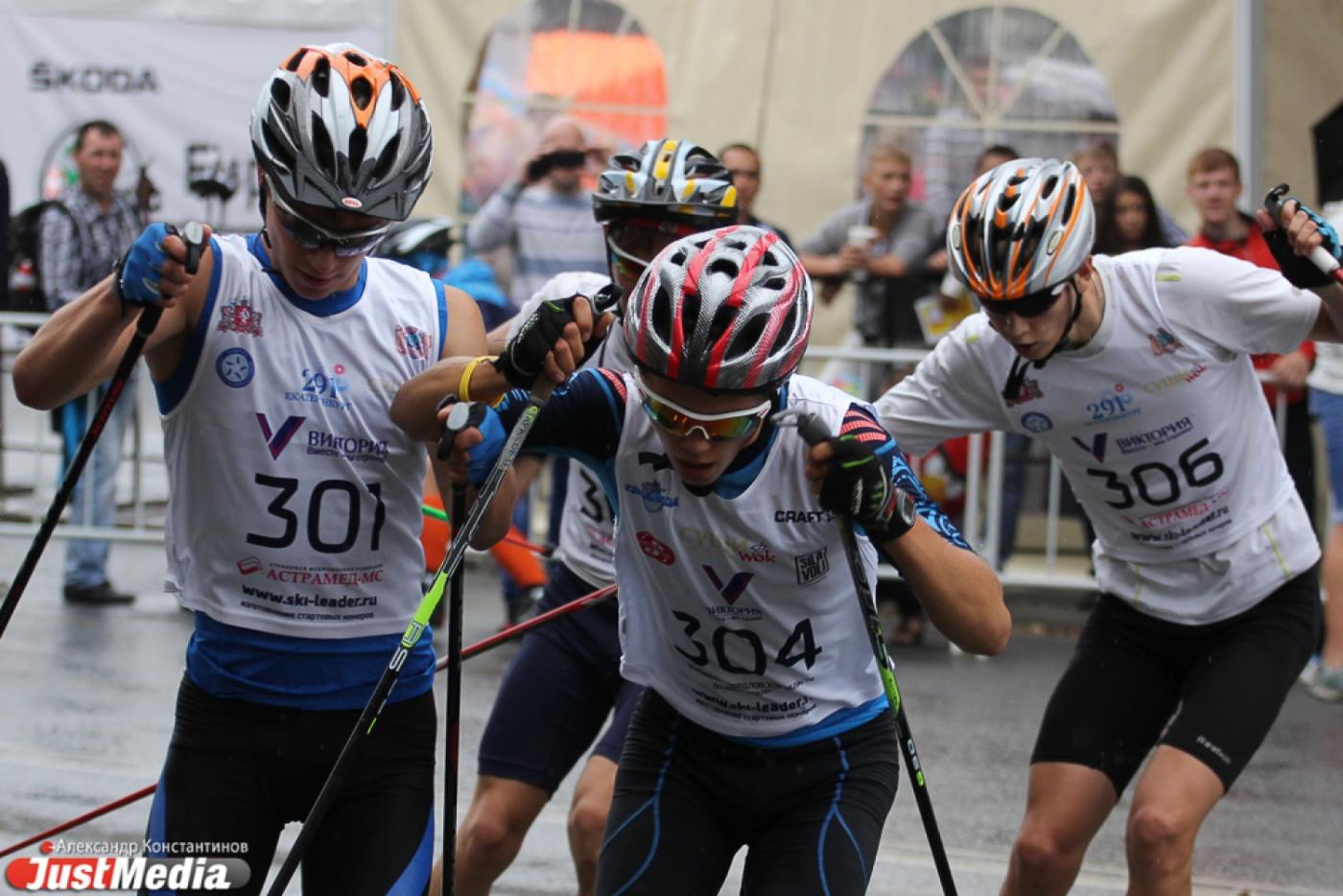 В ожидании сезона: свердловские лыжники устроили гонки в центре Екатеринбурга - Фото 1