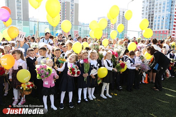 «За моей спиной настоящий дворец». JustMedia.ru встретил первое сентября в новенькой школе в Академическом - Фото 1