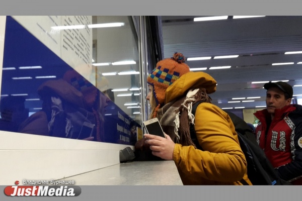 Языковой тупик! Билетные кассиры на вокзалах Екатеринбурга при встрече с иностранцем пускают в ход жесты и записки. ВИДЕО - Фото 1