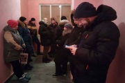 В Екатеринбурге родители первоклашек с ночи штурмуют школы и сайт госуслуг