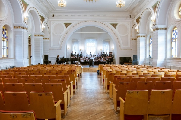 Представители РПЦ хотят отобрать у Свердловского мужского хорового колледжа концертный зал - Фото 1
