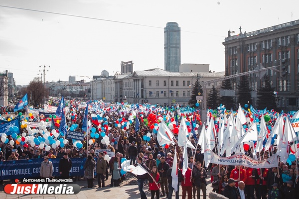 «Мы научились защищать себя и свои интересы». На первомайскую демонстрацию в Екатеринбурге вышло 25 000 человек - Фото 1