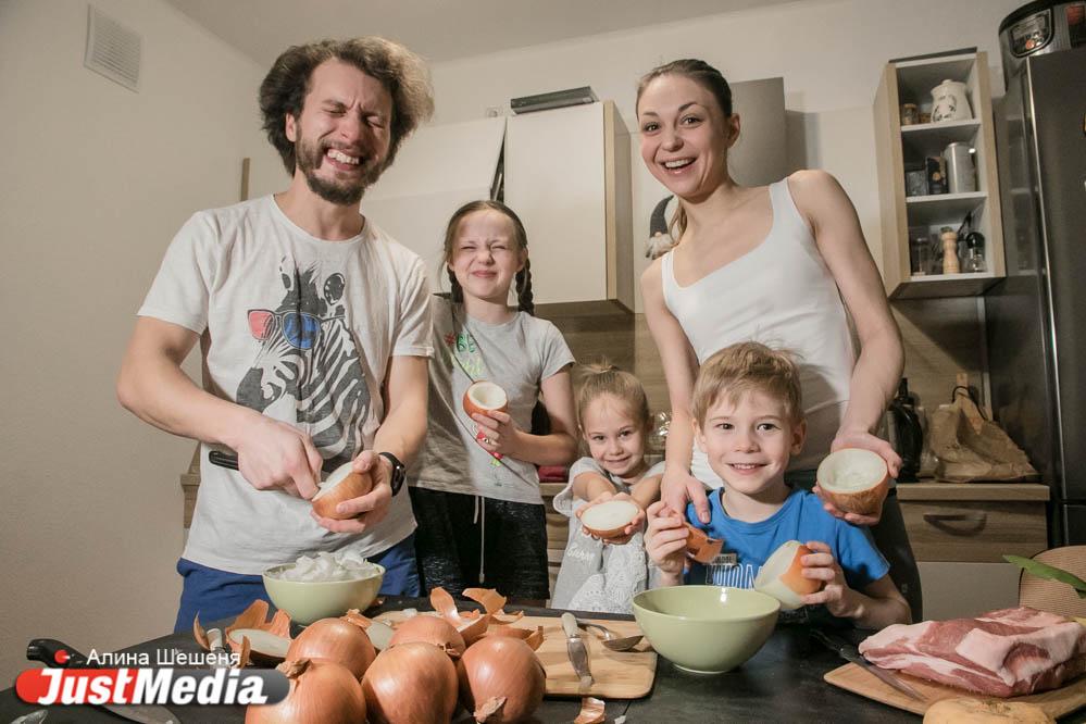 Рыбное оливье и счастье луковое. Готовим новогодний стол всей семьей! СПЕЦПРОЕКТ JustMedia.ru - Фото 1
