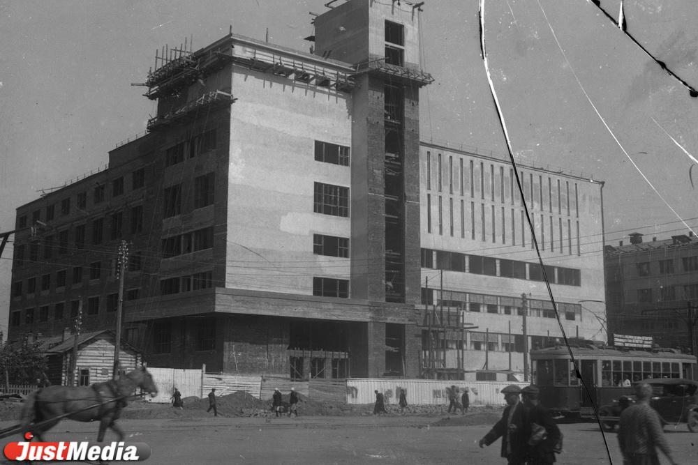 От деревянной избушки до 8-этажного «Дома связи» с солярием и детсадом на крыше. История екатеринбургской почты, начиная с середины XVIII века - Фото 1