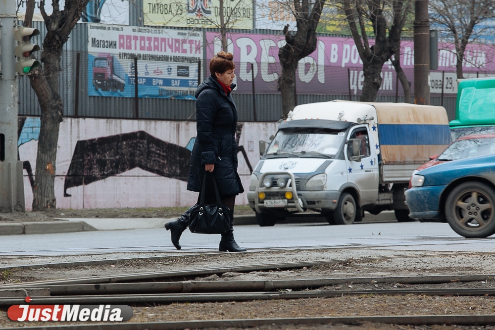 На Екатеринбург обрушился сильный ветер: задирал юбки и поднимал пыль - Фото 3