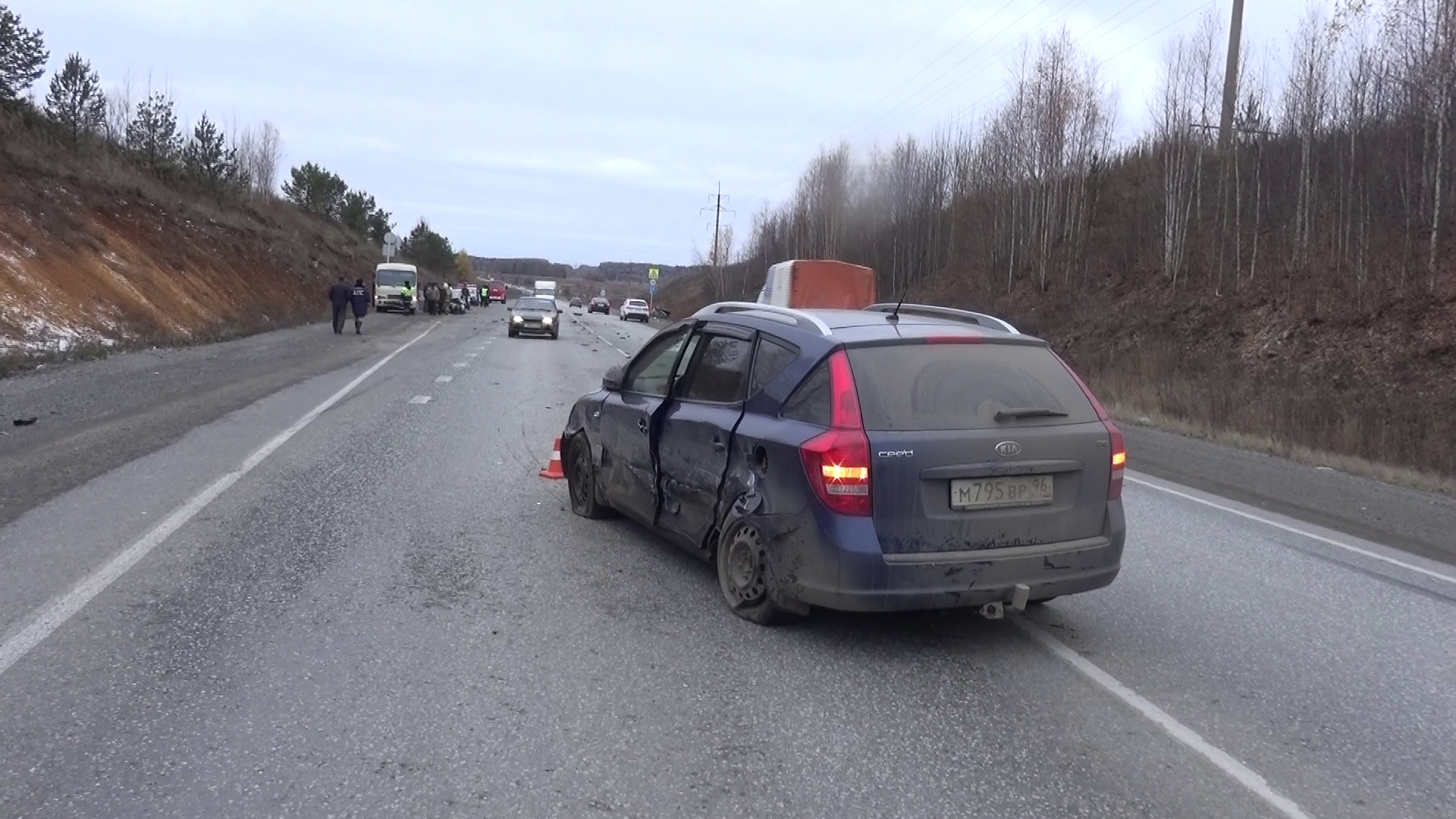 Рейсовый автобус и три автомобиля столкнулись на Серовском тракте. Три человека получили травмы - Фото 4