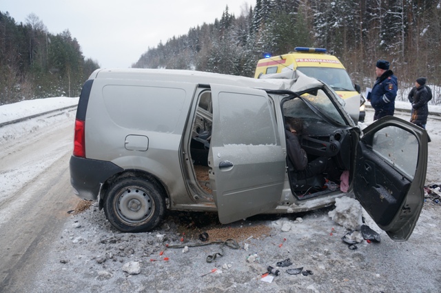 На Серовском тракте в страшной аварии легковушки и внедорожника погибли два человека. ФОТО - Фото 2