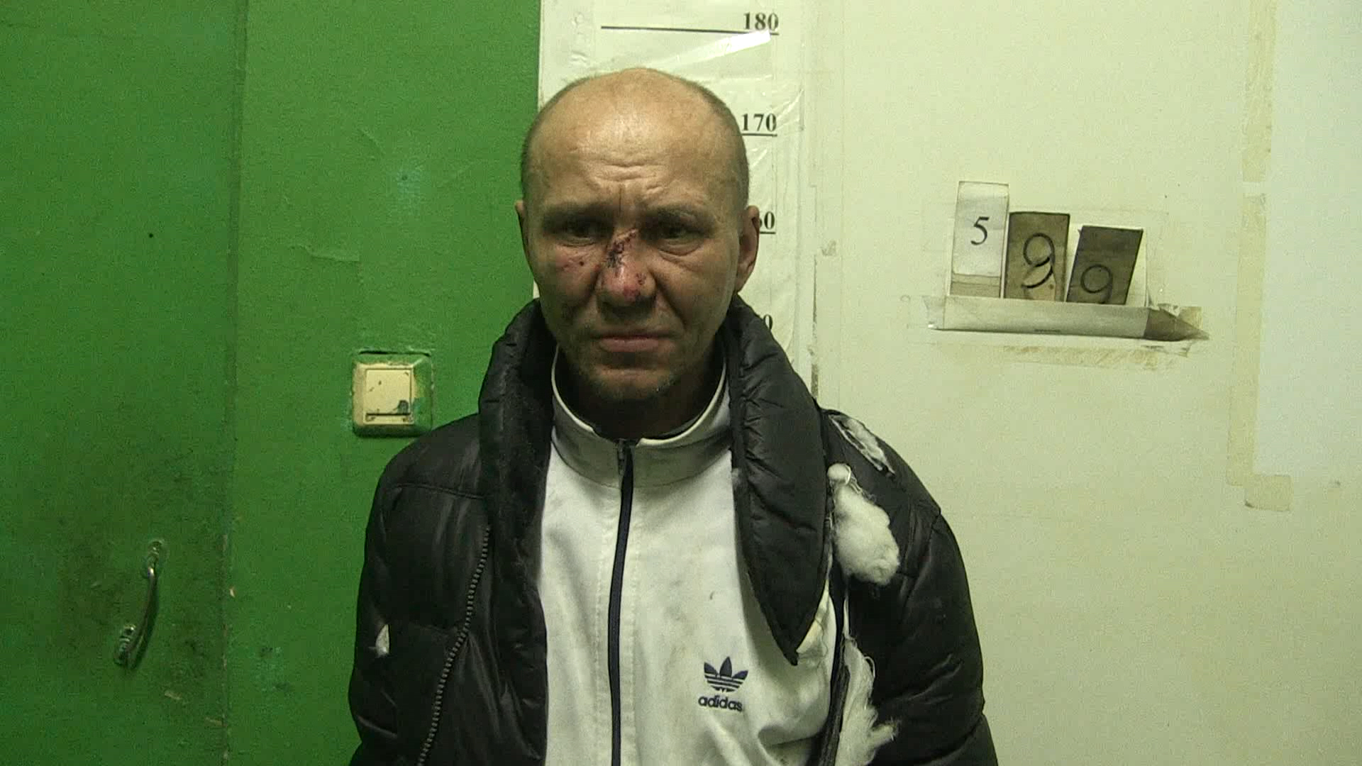 В Екатеринбурге на детской площадке двое избили дедушку и, угрожая ножом, забрали у него шапку и деньги - Фото 3