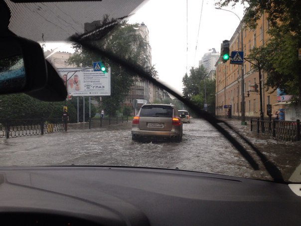 Затопленные улицы и коммерческие объекты. После сильных дождей Екатеринбург вновь ушел под воду. ФОТО - Фото 15