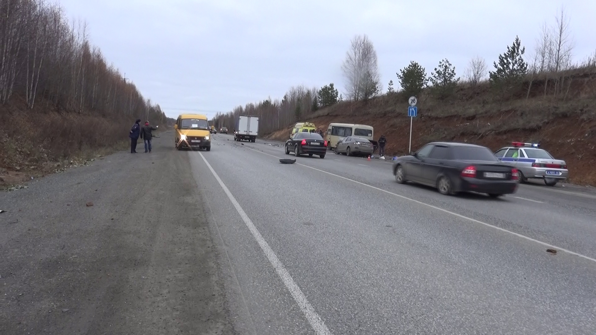 Рейсовый автобус и три автомобиля столкнулись на Серовском тракте. Три человека получили травмы - Фото 2