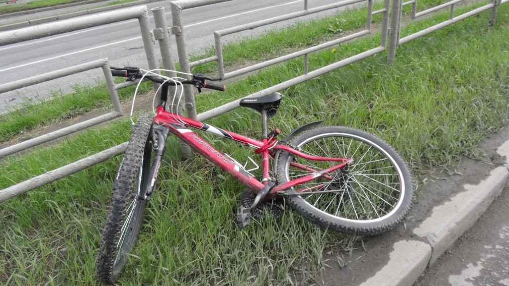 В Екатеринбурге водитель иномарки сбил велосипедиста, ехавшего на красный. ФОТО - Фото 2