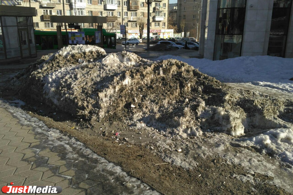 Екатеринбург украсили горы черного снега. Горожане жалуются, что ночами не видят снежные завалы. ФОТО - Фото 12