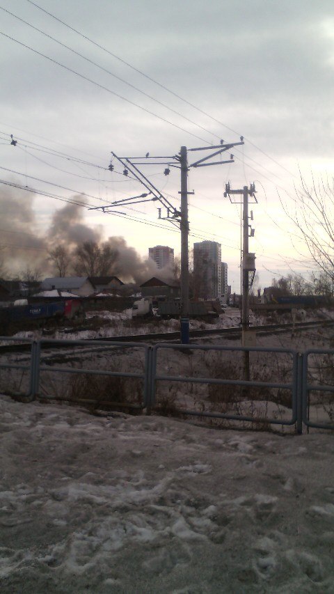 В Екатеринбурге полыхает частный дом. Очевидцы сообщают, что есть пострадавшие. ФОТО - Фото 5