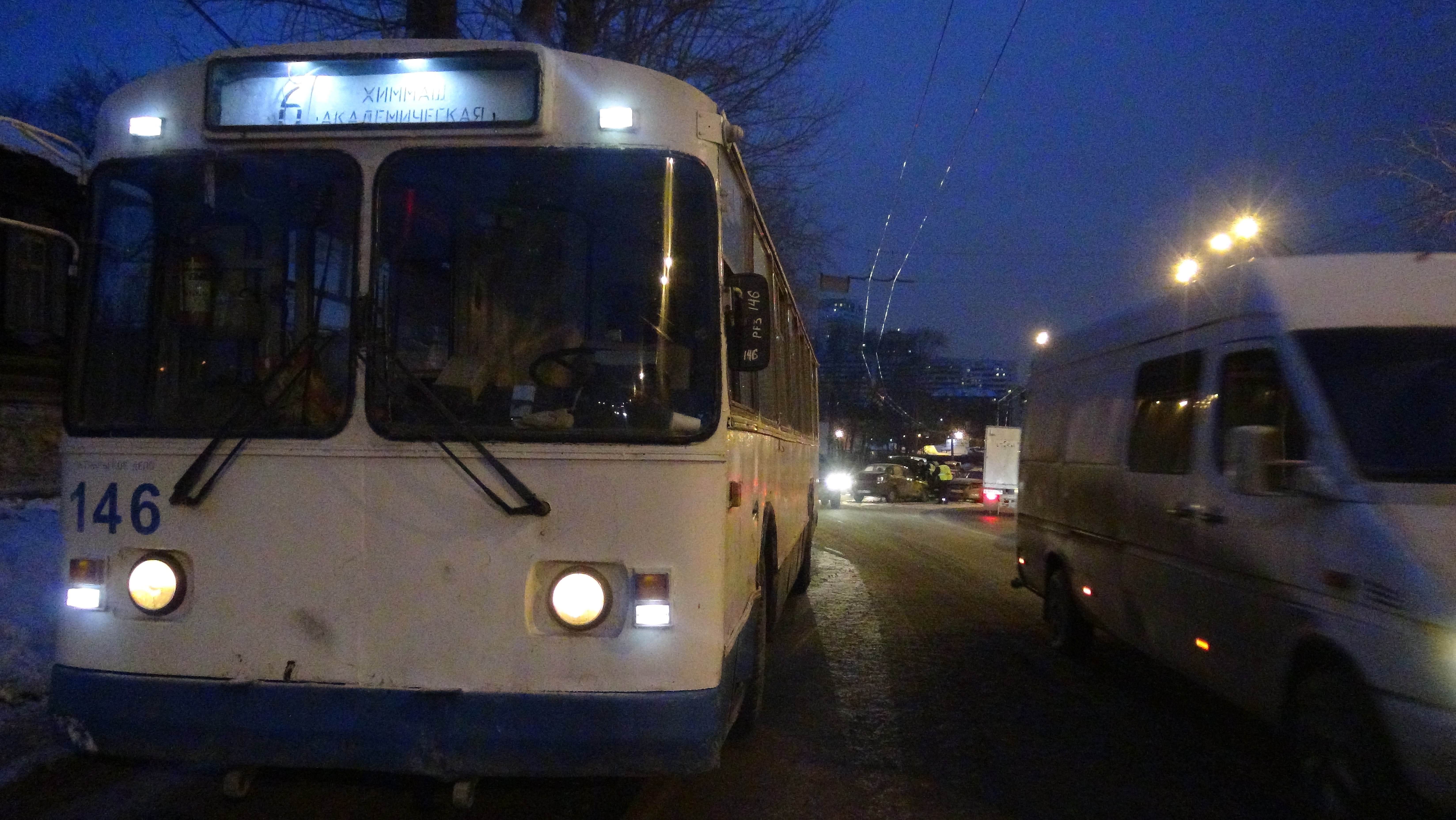 На улице Щербакова столкнулись четыре автомобиля, троллейбус и автобус. Пострадали два человека - Фото 3