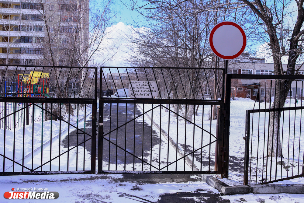 «Вы на социальную жилку-то не давите». Екатеринбургская УК забаррикадировала ворота детской школы искусств - Фото 8