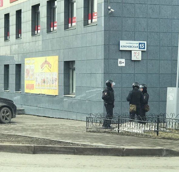 Силовики оцепили периметр Центрального стадиона. ФОТО - Фото 2