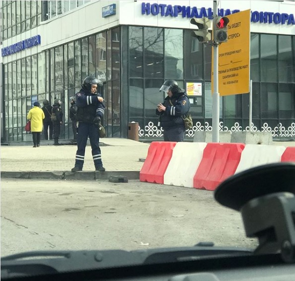 Силовики оцепили периметр Центрального стадиона. ФОТО - Фото 3