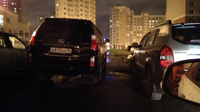 Блогеры застукали машину с номерами серии «ААА» на нарушении ПДД - Фото 2