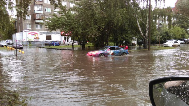 Затопленные улицы и коммерческие объекты. После сильных дождей Екатеринбург вновь ушел под воду. ФОТО - Фото 13