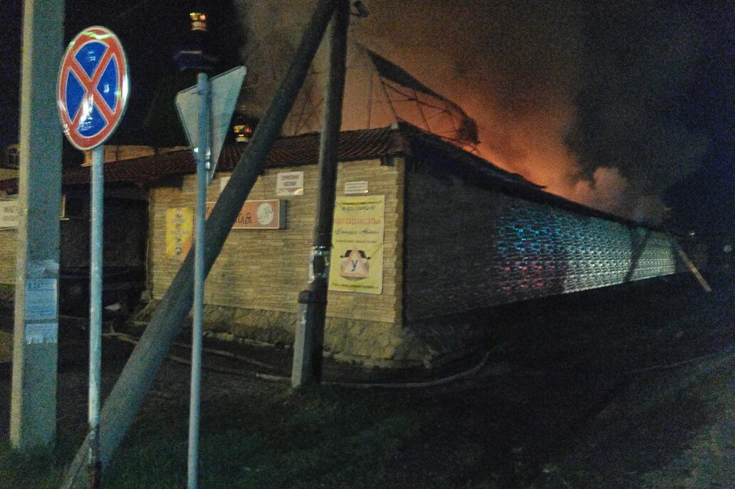 В Камышлове сгорел мини-рынок. ФОТО - Фото 2