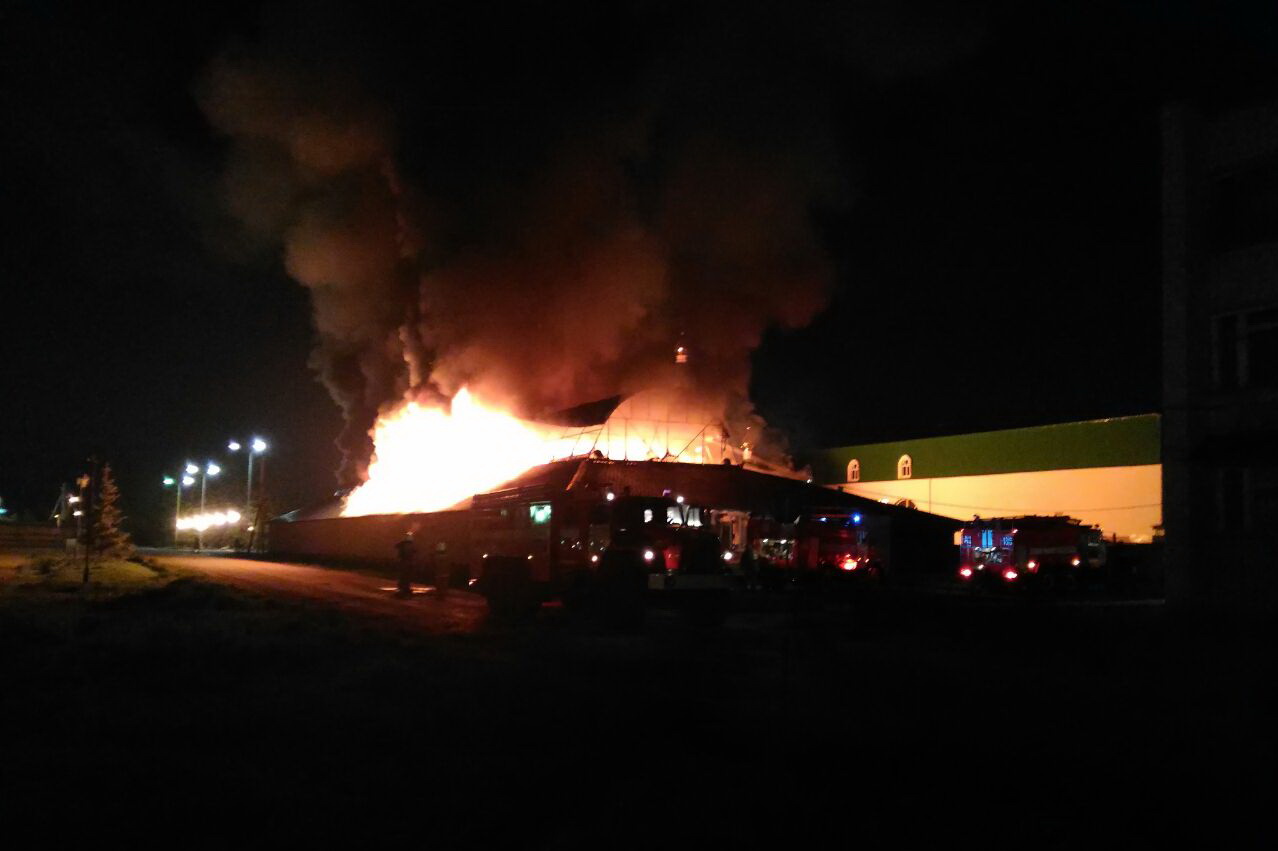 В Камышлове сгорел мини-рынок. ФОТО - Фото 4