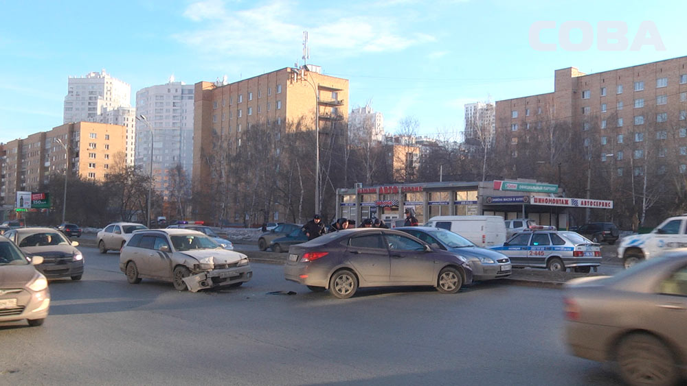 В Екатеринбурге тройном ДТП на Токарей пострадал ребенок. Образовалась огромная пробка. ФОТО  - Фото 2