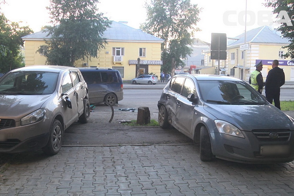 На Бакинских комиссаров водителя Mercedes придавило его же автомобилем. ФОТО - Фото 4
