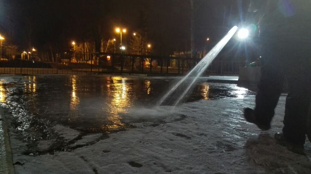 В Екатеринбурге в парке Маяковского начали заливать каток - Фото 4