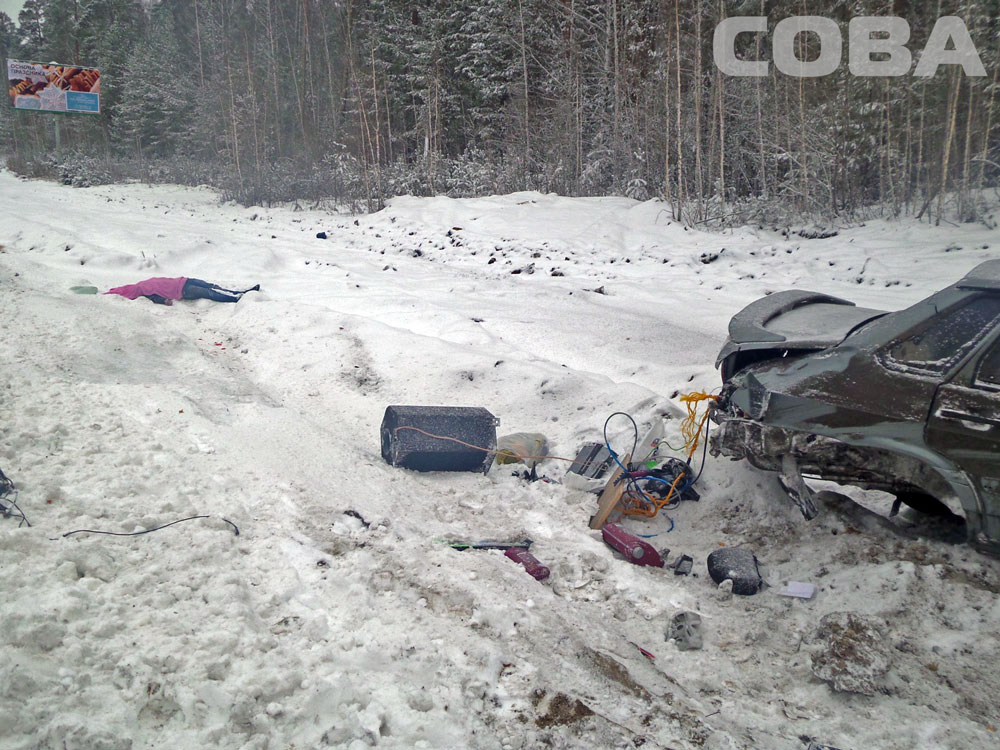 На Московском тракте дерзкий водитель на ВАЗе улетел в кювет: один человек погиб, один в больнице - Фото 2