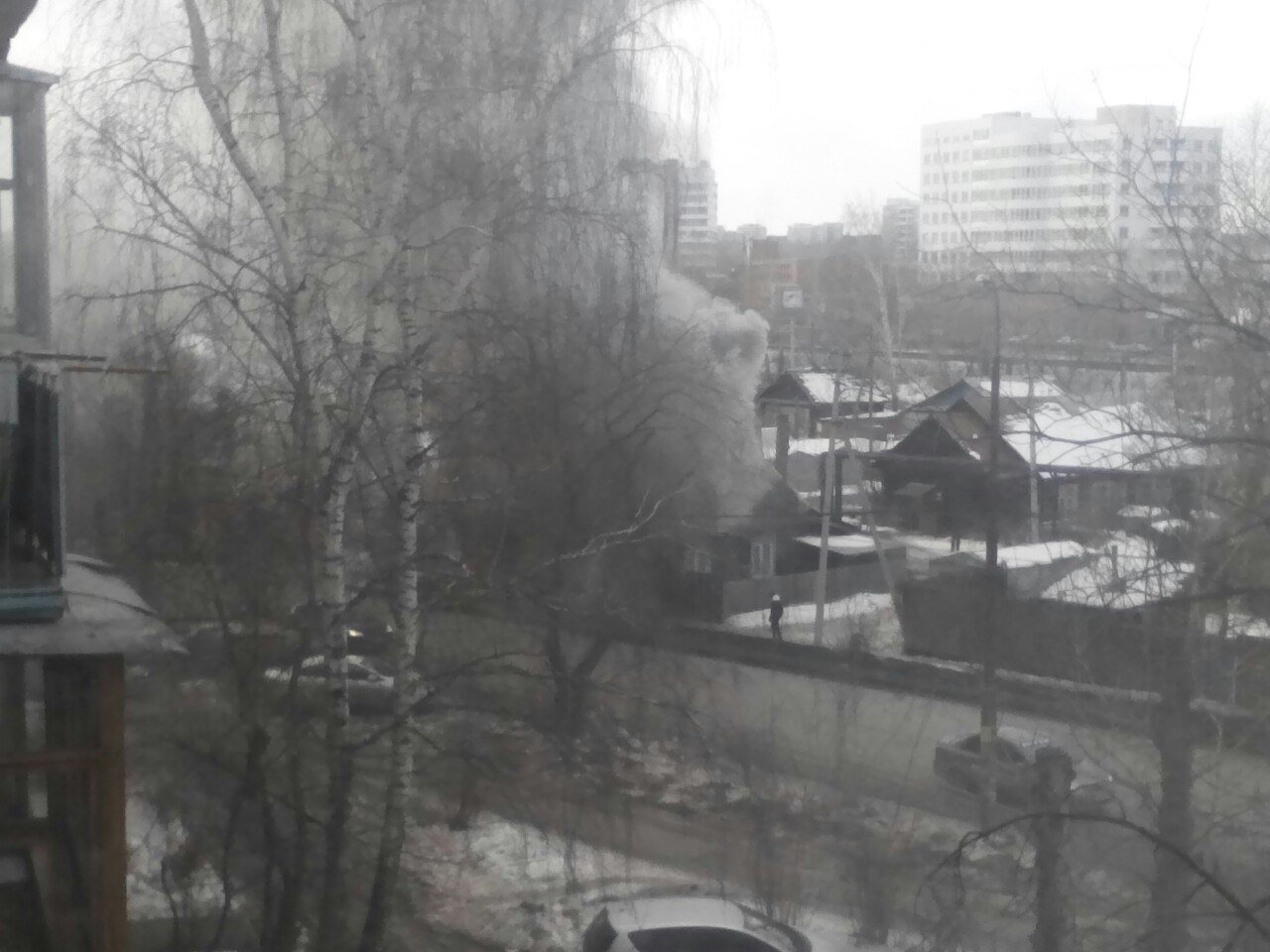 В Екатеринбурге полыхает частный дом. Очевидцы сообщают, что есть пострадавшие. ФОТО - Фото 2