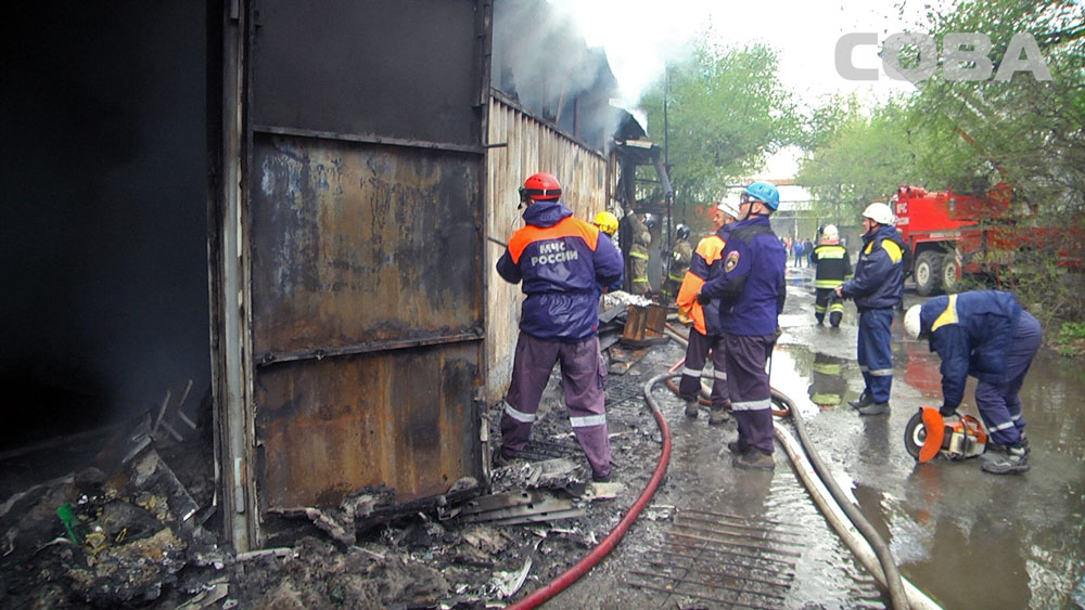 Рядом со складом на Монтажников загорелся офисник. Из здания эвакуировали 30 человек - Фото 2