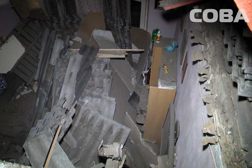 Потолок в доме на Уралмаше, где пострадала семья с детьми, мог рухнуть из-за безответственности рабочих. ФОТО - Фото 3