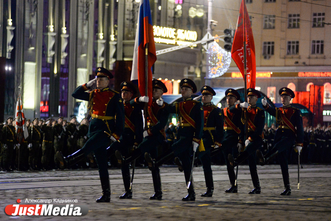 В Екатеринбурге прошла генеральная репетиция парада Победы. О том, как это было, в десяти фото - Фото 9
