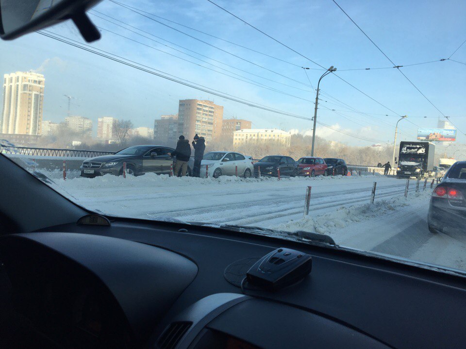 Массовое ДТП на Челюскинцев. На Макаровском мосту столкнулись сразу пять автомобилей - Фото 2