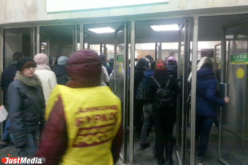 В метро Екатеринбурга жуткие толпы! Полицейские перешли на усиленный режим безопасности после взрыва в Питере. ФОТО - Фото 2