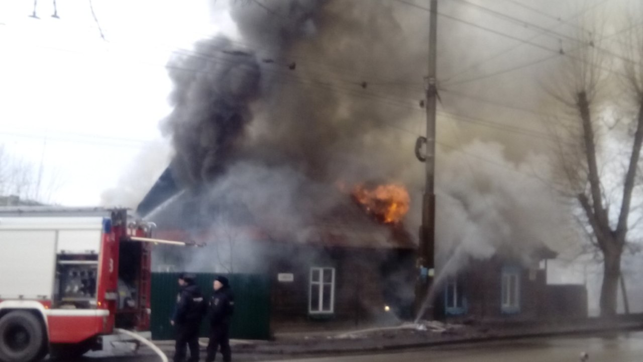 В Екатеринбурге полыхает частный дом. Очевидцы сообщают, что есть пострадавшие. ФОТО - Фото 3