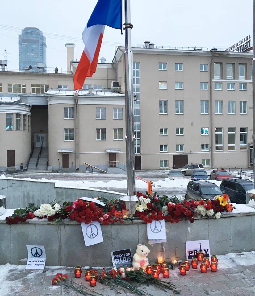 В Екатеринбурге прошла минута молчания по погибшим в результате терактов во Франции - Фото 2