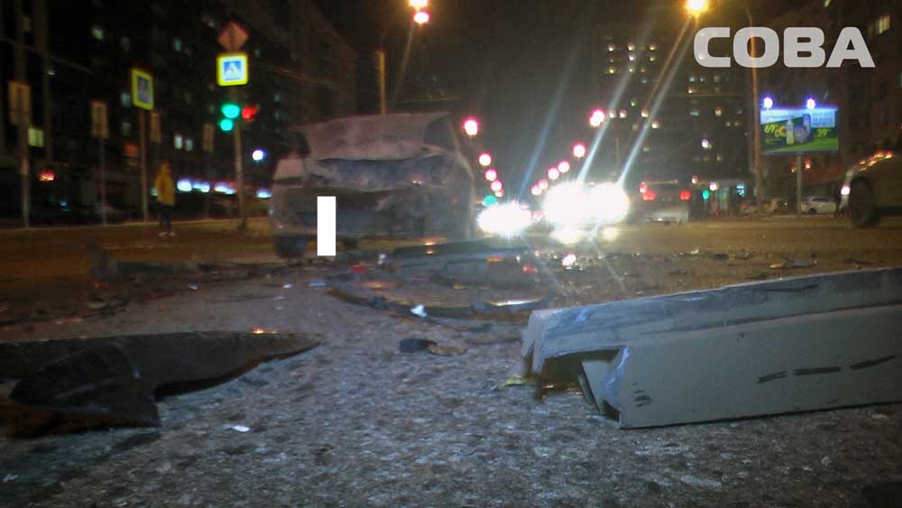 В Екатеринбурге на Щорса столкнулись три машины. Одна из них улетела на тротуар. ФОТО  - Фото 8