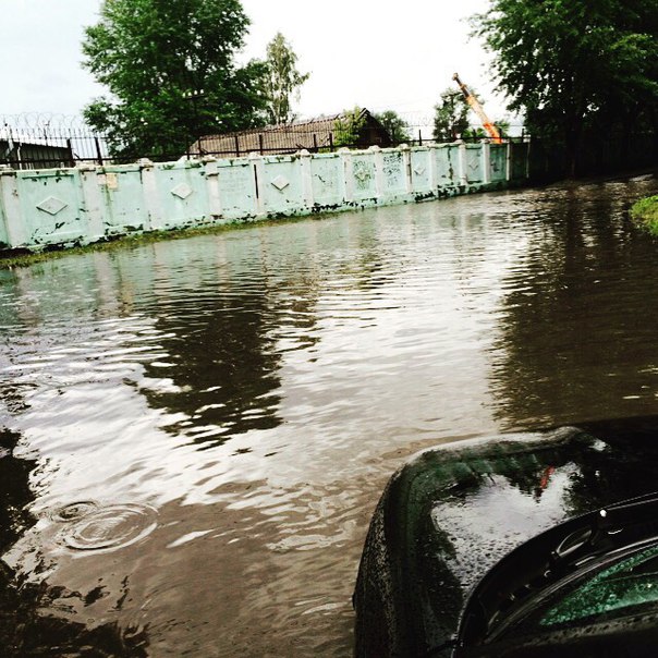 Затопленные улицы и коммерческие объекты. После сильных дождей Екатеринбург вновь ушел под воду. ФОТО - Фото 7