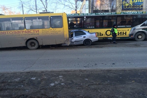 Жуткое ДТП произошло у ТЦ «Кит». Таксист разбился насмерть, столкнувшись с автобусом ФОТО - Фото 3