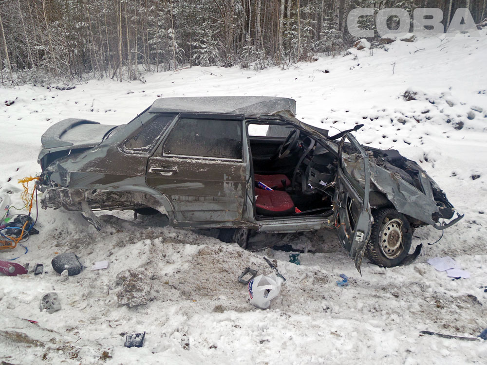 На Московском тракте дерзкий водитель на ВАЗе улетел в кювет: один человек погиб, один в больнице - Фото 3