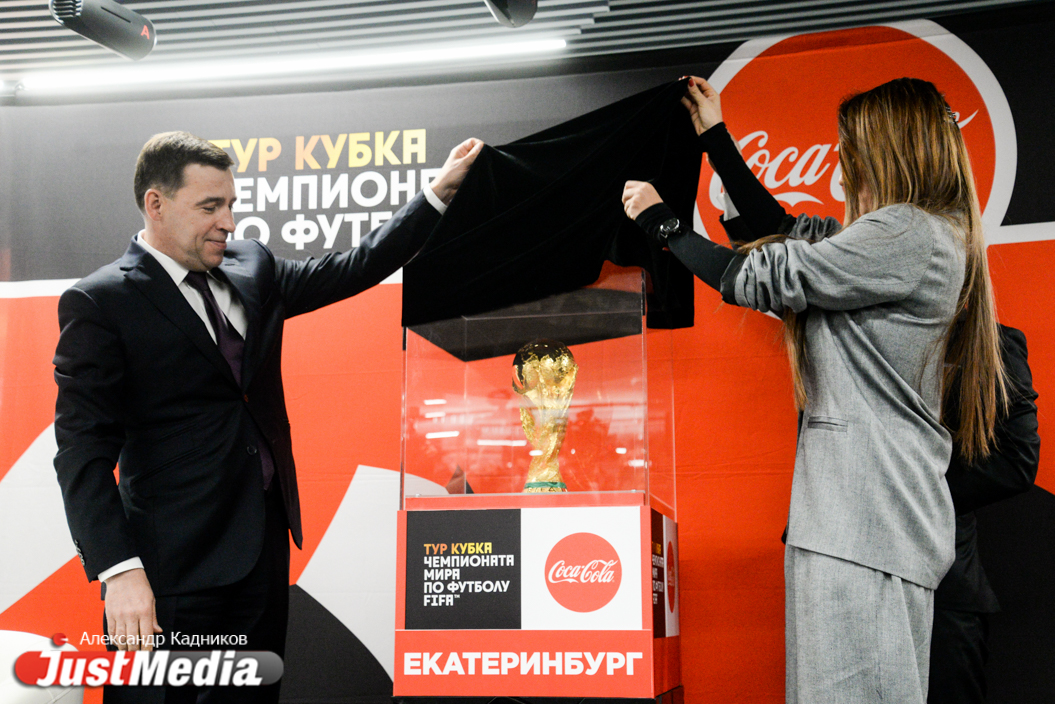 Куйвашев и Утяшева показали Кубок Чемпионата мира по футболу FIFA - Фото 2