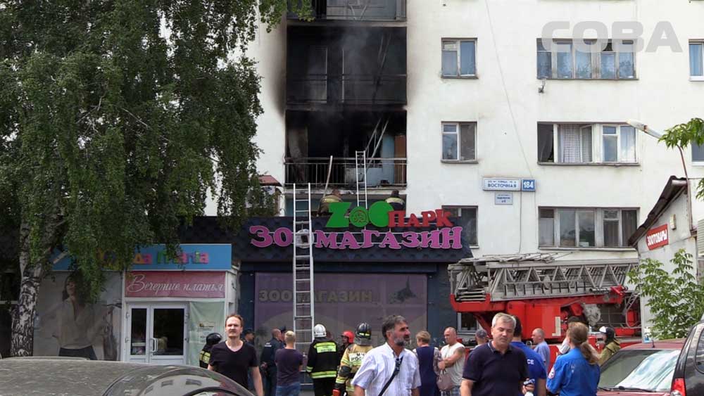 Двадцать пожарных машин тушили сильное возгорание в девятиэтажном общежитии на Восточной. ФОТО - Фото 2