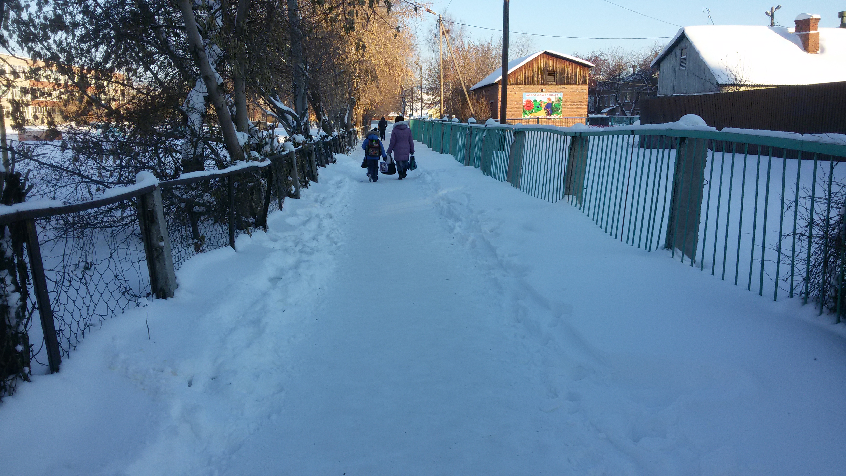 «Обращался в полицию, прокуратуру и администрацию». Ирбитский активист сам почистил от снега тротуар, который ведет к школе и детским садам - Фото 5