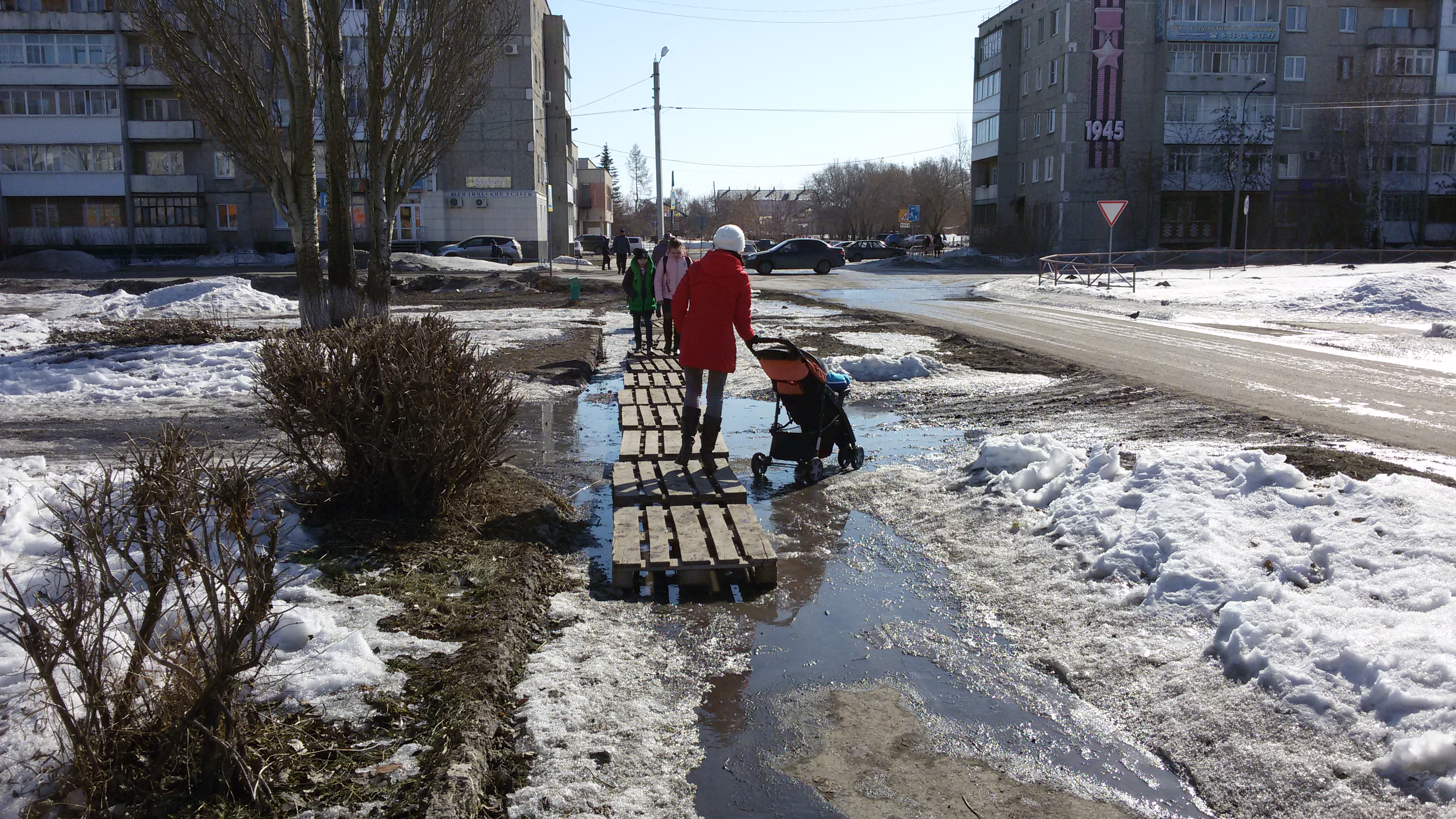 «Люди привыкли жить в грязи». Растаявший снег затопил улицы Ирбита  - Фото 2