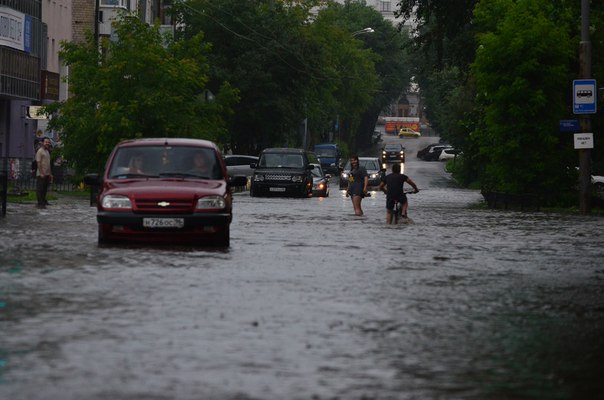 Затопленные улицы и коммерческие объекты. После сильных дождей Екатеринбург вновь ушел под воду. ФОТО - Фото 6